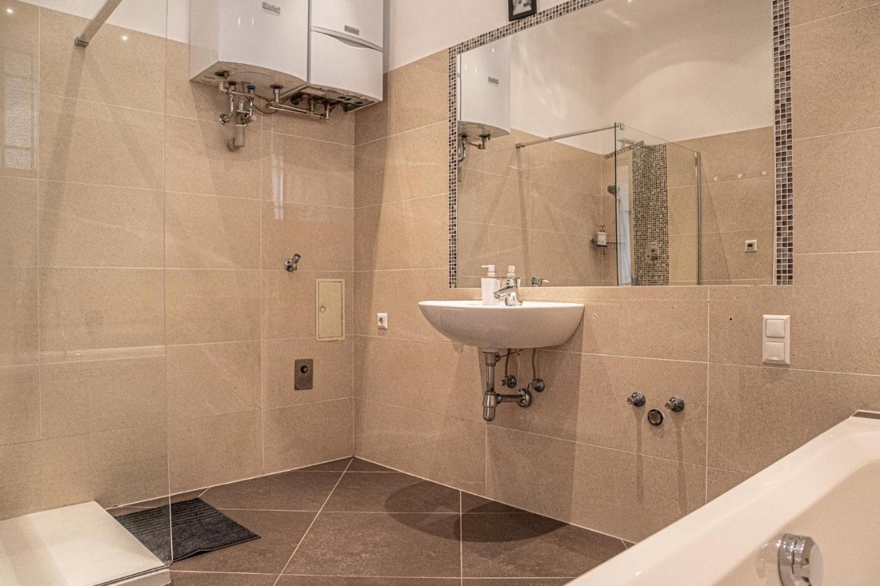 Special Vintage Viennese Apartment - 12Min F Downtown ภายนอก รูปภาพ